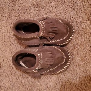 Minnetonka Moccasin Grey Size 3